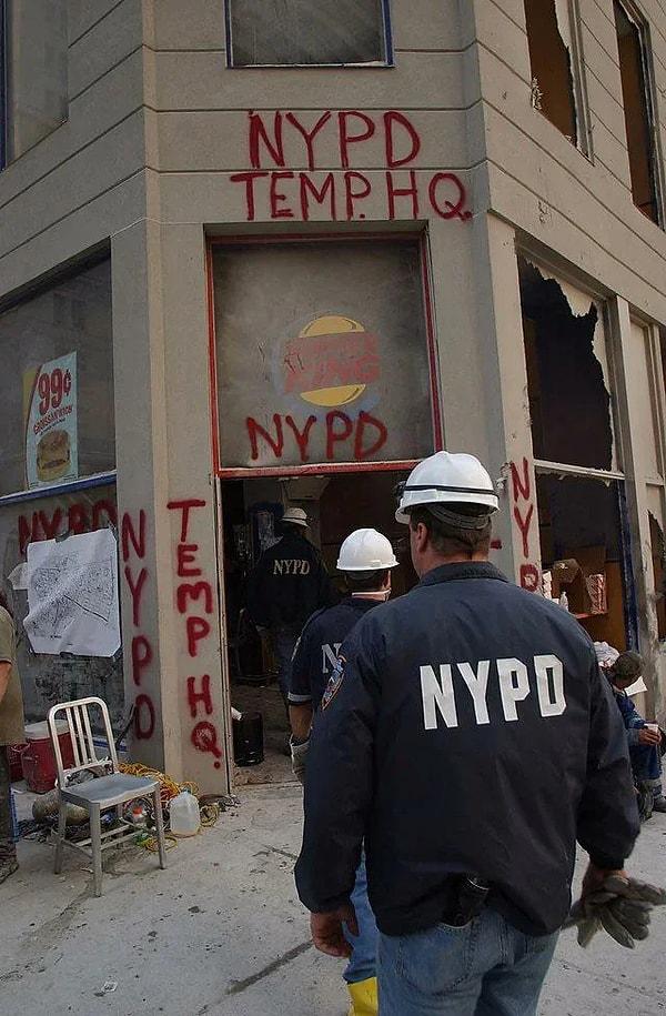 5. Terör saldırısından sonra Manhattan şehir merkezindeki bir Burger King'de polisler tarafından geçici olarak kurulan NYPD merkezi. (11 Eylül 2001)