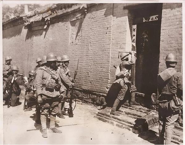 7. Şanghay'da bir eve zorla giren Japon birlikleri. (1937)