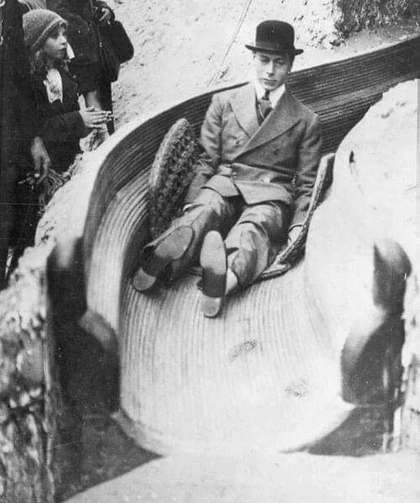 12. Wembley sergisinde bir kaydırak üzerinde kayan Büyük Britanya Kralı 6. George.  (İngiltere. 1925.)