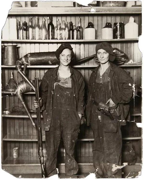 14. Paul, Minnesota yakınlarında federal ajanlar tarafından tutuklanan iki kaçak içici. (1921)