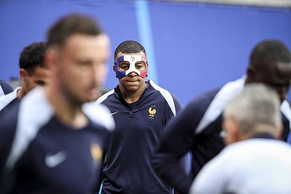 Üç renkli Fransa bayrağını temsil eden bir özel maske ile antrenmanlara çıkan futbolcuya UEFA'dan kötü haber geldi.