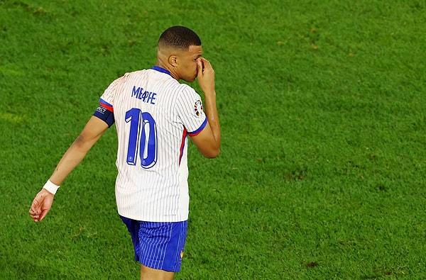 Maçın son bölümlerinde Fransa'nın yıldız oyuncusu Mbappe'nin burnu kırılmıştı. 25 yaşındaki futbolcu, karşılaşmaya devam edememiş yerini Giroud'a bırakmıştı.