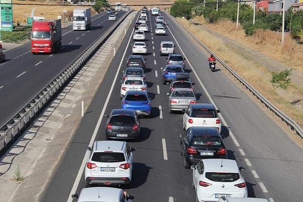 Özellikle Kırıkkale-Ankara karayolunda yaşanan trafik yoğunluğu sebebiyle araçlar yavaş ilerlerken, trafik polisleri ulaşımın aksamaması için çalışmalarını sürdürüyor.