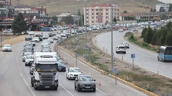 Ayrıca polis ekipleri, Kırıkkale-Ankara karayolu hızlı tren köprüsü altındaki uygulama noktasında denetim gerçekleştiriyor. Karayolları ekipleri de trafik akışının normal seyretmesi için Kırıkkale-Ankara karayolundaki bazı kavşakları geçici olarak trafiğe kapattı.