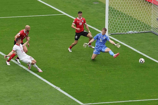 Türk hakem Halil Umut Meler’in yönettiği mücadelenin 9. dakikasında Avusturya Gernot Trauner’in golü ile 1-0 öne geçti. Başakşehir’in Polonyalı oyuncusu Krzysztof Piatek’in 30. dakikada attığı golle skor 1-1’e geldi ve ilk yarı bu skorla sona erdi.