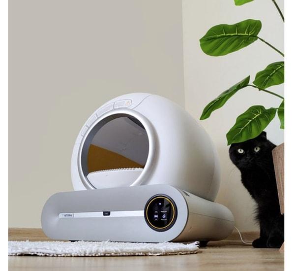 Bu akıllı kedi kumu kabı, telefon uygulaması aracılığıyla uzaktan kontrol edilebiliyor. Böylece, evinizin herhangi bir yerinden veya dışarıdayken bile kedinizin tuvaletini yönetebilirsiniz.