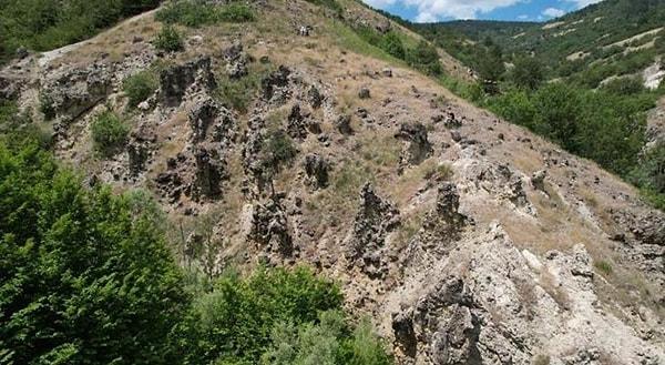 Kızılcahamam'ın Kavaközü köyünde yaşayan yerel halk, yıllardır gizli kalmış, 'Peribacalarını' andıran kaya oluşumlarını keşfetti.