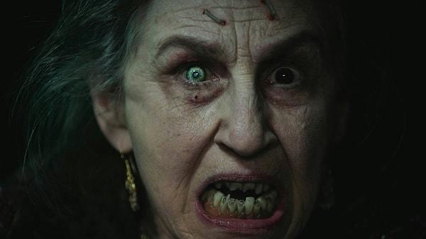 Usta yönetmen Sam Raimi'nin 2009 yılında vizyona giren filmi Drag Me to Hell, lanet temalı en iyi korku filmlerinden biri.