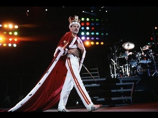 Öte yandan Queen'in kataloğunda, "Bohemian Rhapsody", "Another One Bites the Dust", "Somebody to Love", "We Will Rock You" ve "We Are the Champions" gibi hit parçalar bulunuyor.
