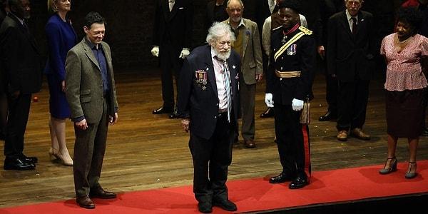 Yüzüklerin Efendisi serisinde Gandalf'ı canlandıran Sir Ian McKellen, geçtiğimiz hafta tiyatro oyunu sırasında sahneden düşmüş ve hafif yaralanmıştı. Londra'daki tiyatro salonunda ünlü oyuncuyu izleyenler bu düşüşü oyunun bir parçası zannetmişti.