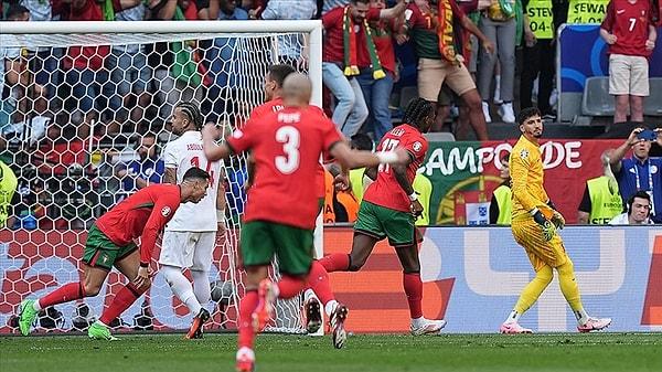 A Milli Takım'ın 2024 Avrupa Futbol Şampiyonası (EURO 2024) F Grubu'nda Portekiz ile karşı karşıya maçta küçük bir taraftar sahaya girdi.