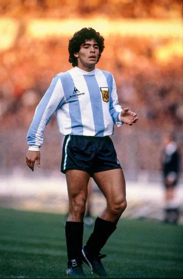 Diego Armando Maradona, hiç şüphesiz Arjantin denildiğinde ilk akla gelen yıldız. 1986 Dünya Kupası çeyrek finalinde attığı gol ile spor tarihine "Tanrı'nın Eli" kavramını kazandıran Maradona, 91 kez giydiği Arjantin milli takım formasıyla 34 gol kaydetti ancak bu gollerden hiçbirini Türkiye'ye karşı atmadı.