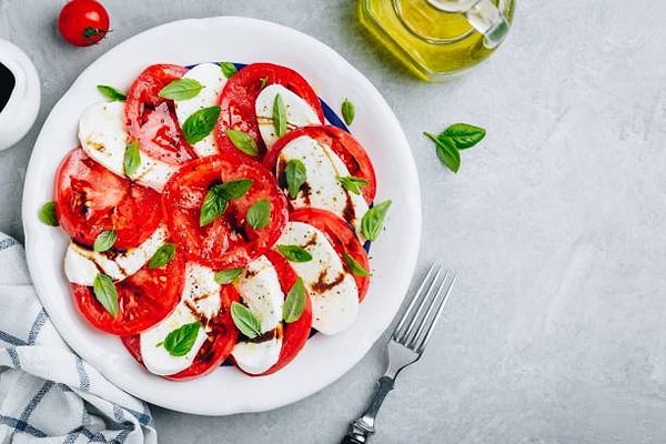 3. Fesleğenli Domates Mozzarella