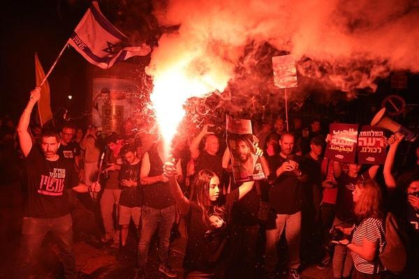 İsrail’de hükümet karşıtı gösteriler şiddetleniyor. Başbakan Binyamin Netanyahu ve hükümetini istemeyen binlerce İsrailli, başkent Tel Aviv’de Kirya Askeri Üssü ve Netanyahu’nun lideri olduğu Likud Partisi genel merkezinin önünde toplandı.