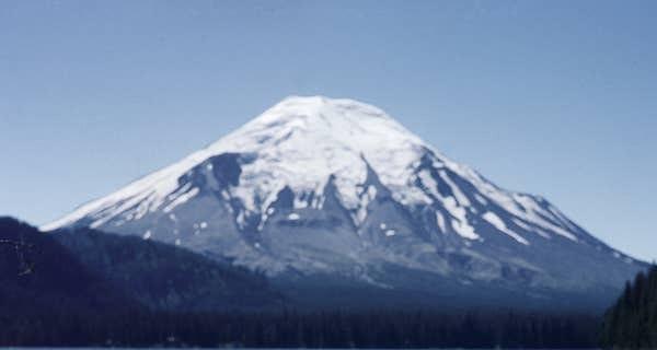 3. 1980'de patlamadan önce Amerika'daki St. Helens Dağı böyle gözükmekteydi.