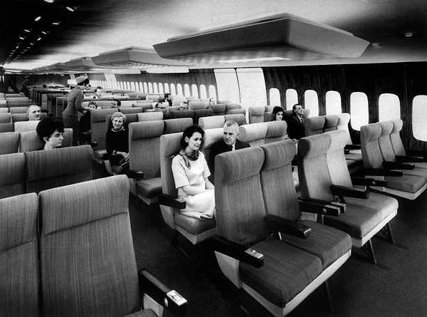 5. 1960'lı yıllarda uçakların ekonomi sınıfı böyle gözükürdü.