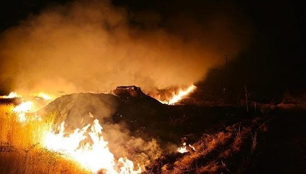 Şırnak’ın İdil İlçesine bağlı Tepecik köyünde sabah saatlerinde bilinmeyen nedenle anız yangını çıktı.