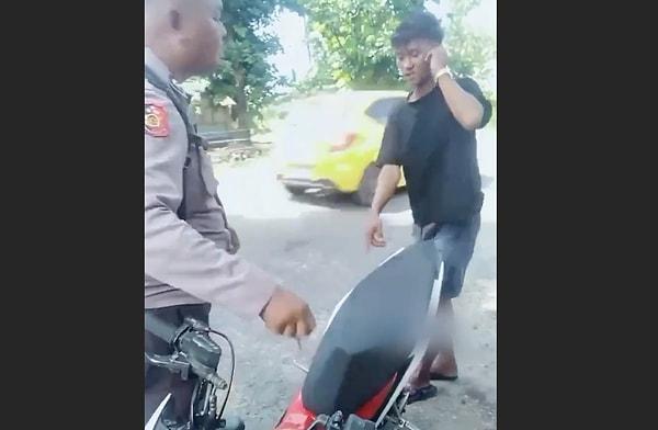 Endonezya'da bir polis, egzoz sesiyle insanları rahatsız eden gence ilginç bir ders verdi.