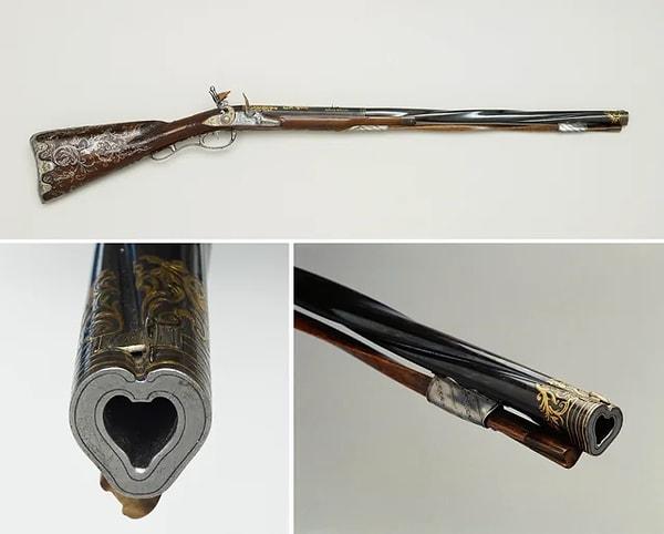 6. Daha önce dördüncü George'a ait olan ve şu anda Kraliyet Koleksiyonu Vakfı'nın bir parçası olan, 1765 yılından kalma, bükülmüş namlulu ve kalp şeklinde delikli çakmaklı tüfek.
