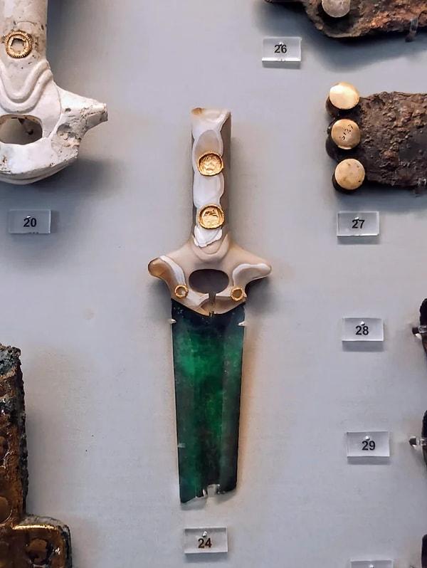 7. Miken Yunan süslü akik kılıcı. (M.Ö 1400)