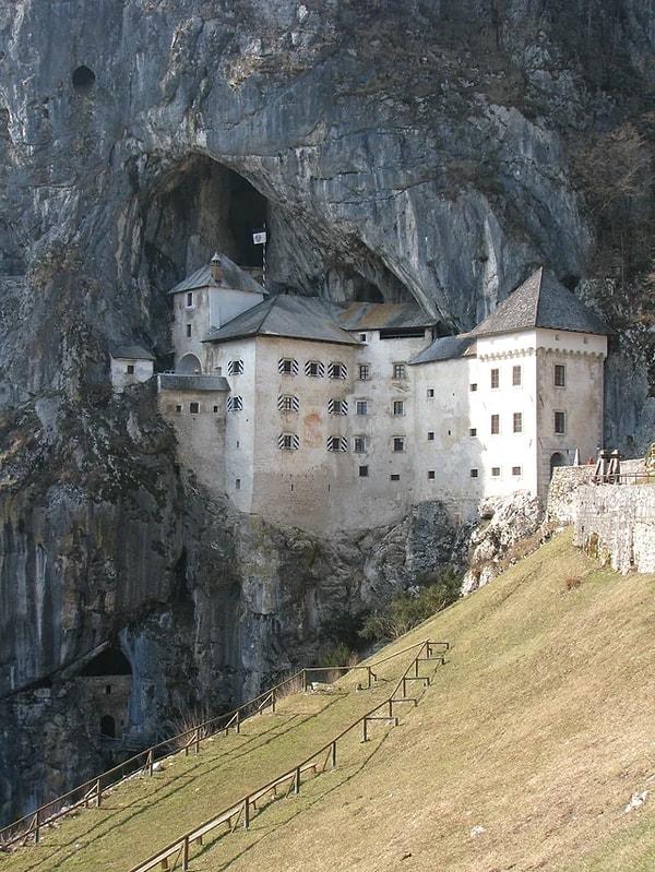 12. Slovenya'daki Predjama Kalesi, 800 yılı aşkın bir süredir 123 metre yüksekliğindeki bir uçurumun ortasında yer almaktadır.