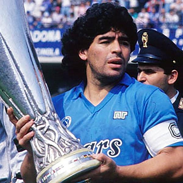 İspanya Macerası kısa süren Maradona, ikinci kez en yüksek ücretle 6.9 Milyon Euroya Napoli’ye transfer oldu.