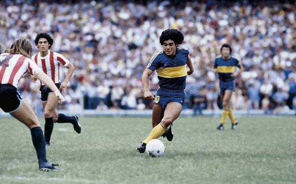 İtalyan kökenli bir Arjantin vatandaşı olan Maradona’nın kariyerindeki en enteresan karşılaşma, Napoli Kulübünün futbolcusuyken 1990 Dünya Kupası yarı finalinde Arjantin forması ile Napoli kentinde İtalya’ya karşı mücadele etmesidir.