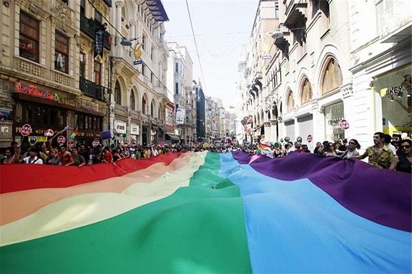 Onur haftası yürüyüşleri, LGBT+ bireylerin ve destekçilerinin eşitlik ve adalet çağrısını dile getirmek amacıyla, dünya genelinde her yıl gerçekleştirilmektedir.