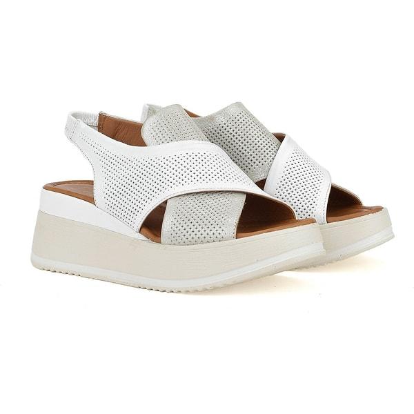 2. Beyaz renk dolgu topuklu sandalet hem çok rahat hem de elbiselerinizin altına çok yakışacak bir model.