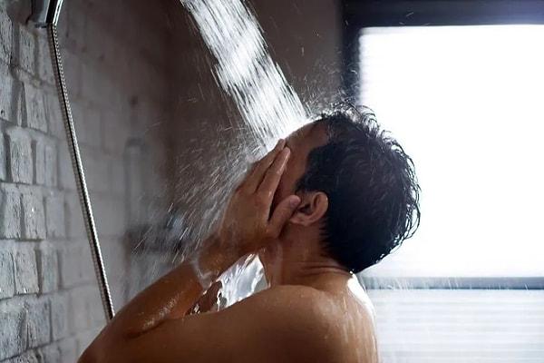 Bazılarımız ise sıcak havadan bunaldığı için soğuk duşu tercih ediyor. Uzmanlar, yaz sıcağında soğuk duş almanın çeşitli sağlık problemlerine davetiye çıkaracağı yönünde uyarılarda bulunuyor.
