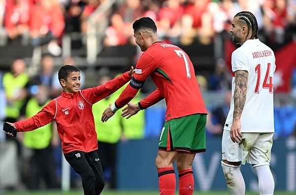 Türkiye - Portekiz maçının 68. dakikasında küçük bir taraftar, sahaya atlayarak Cristiano Ronaldo ile öz çekim yapmıştı.
