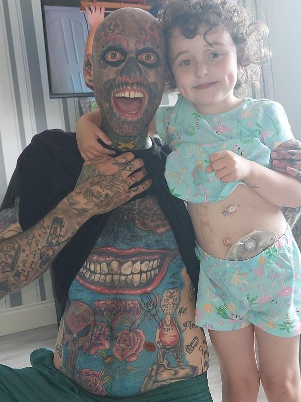 Şu anda Chris'in vücudunun yüzde 95'i kaplı ve en dikkat çekici dövmelerinden biri ise sırtındaki küçük kızının portresi!
