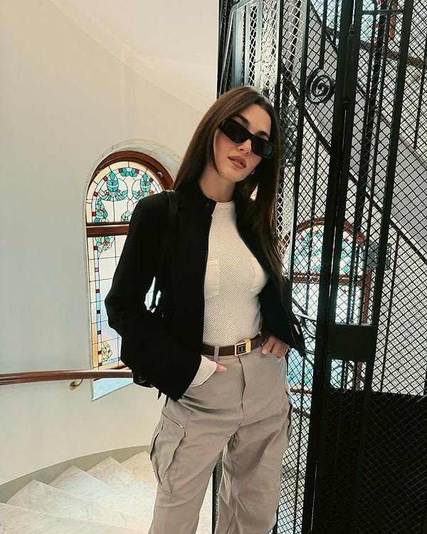 Güzel oyuncu Hande Erçel'in bu minimalist ve şık kombinasyonuna biz bayıldık. Siyah ceketi, kargo pantolonu ve şık kemeriyle son derece zarif bir görüntü sergiliyor.