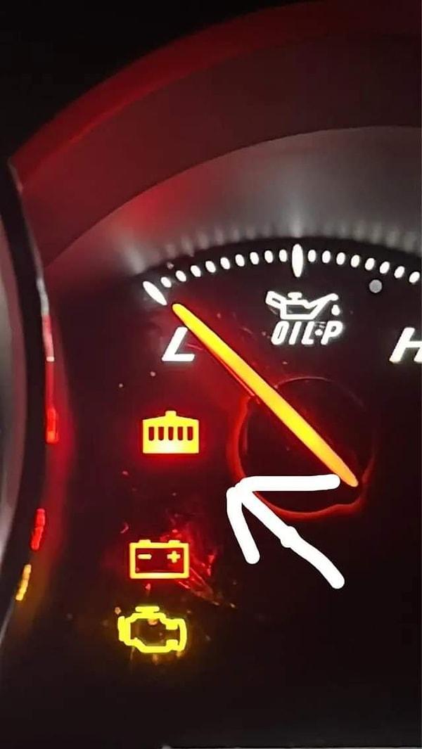 X platformunda '@fmsporting' hesabını kullanan bir sosyal medya kullanıcısı, aracındaki arıza ışığının fotoğrafını çekip paylaştı.