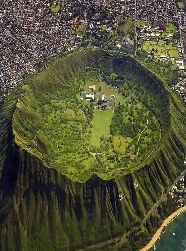 6. Diamond Head, Hawaii'nin Oahu adasında bulunan volkanik bir tüf konisi