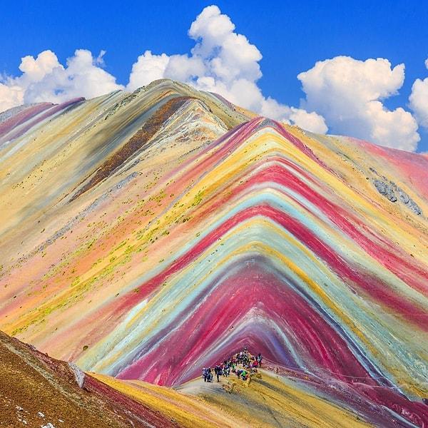 14. Peru'daki Vinicuna dağı, namıdiğer 'Gökkuşağı Dağı'