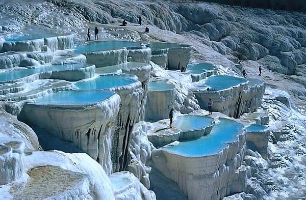16. Pamukkale, mineral bakımından zengin kaplıcaların oluşturduğu uçsuz bucaksız beyaz traverten terasları.