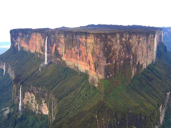 19. Venezuela'nın Amazonas bölgesinde bulunan Roraima Dağı