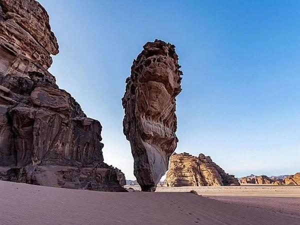 28. Suudi Arabistan'ın Tebük çölünde Umm Sarhej kaya oluşumu