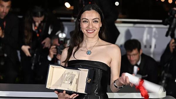 Kariyerindeki bu yükselişi aldığı ödüllerle de taçlandıran Dizdar, 76. Cannes Film Festivalinde ''En İyi Kadın Oyuncu Ödülü''nün de sahibi olmuştu. Ödülünü alırken yaptığı konuşması ise Türkiye gündeminde epey bir süre üst sıralarda yer alıp eleştirilerin odağı olmuştu.