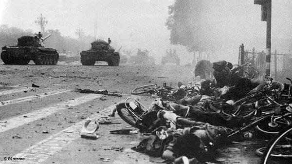5. Halk Kurtuluş Ordusu'na ait Çin tankları Tiananmen Meydanı Katliamı'nın ardından bir yığın ceset ve bisikletin yanından geçerken. (Pekin, Çin Halk Cumhuriyeti, 4 Haziran 1989.)