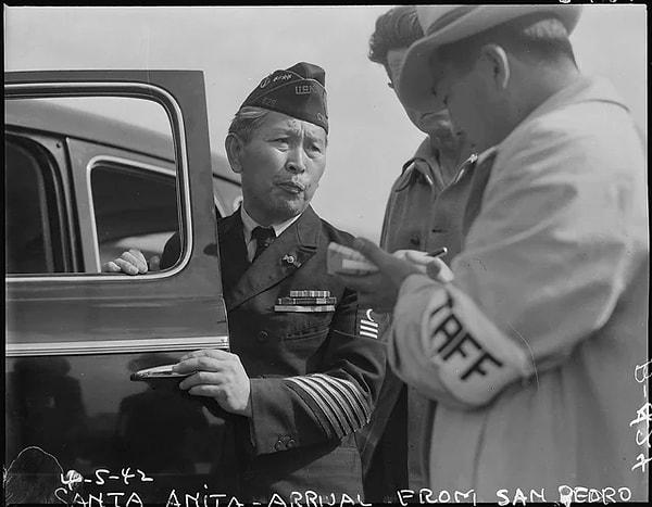 4. Japon toplama kampına varan Japon asıllı bir Birinci Dünya Savaşı ABD Donanması gazisi. (Nisan 1942)