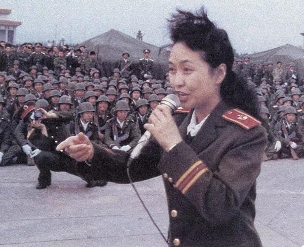 6. Çin Devlet Başkanı Xi Jinping'in eşi Çinli şarkıcı Peng Liyuan, Tiananmen Meydanı katliamının ardından Pekin'deki sıkıyönetim birlikleri için şarkı söylerken (1989)