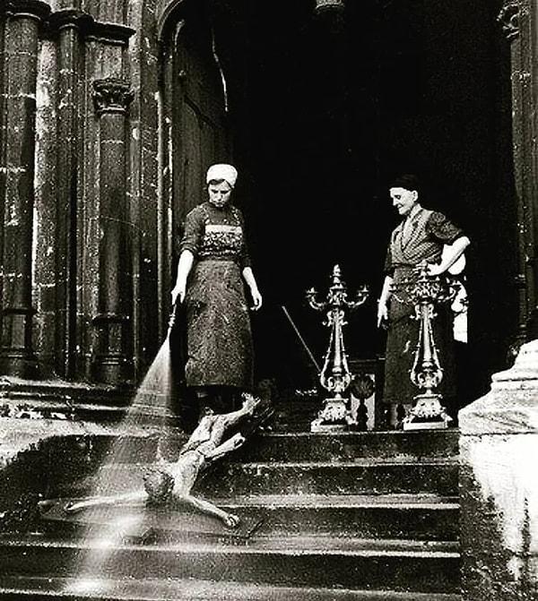 7. Haç yıkayan temizlikçi kadınlar. (1938)