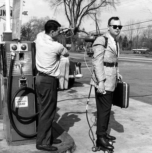 11. Motorlu patenlerine yakıt ikmali yaptıran bir satıcı. (1961)