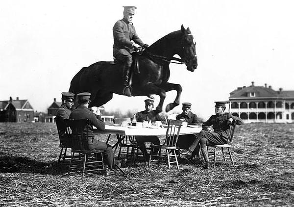 12. ABD Ordusu mensuplarının kahvaltı ettiği sırada at sırtındaki bir asker masanın üzerinden atlarken çekilmiş fotoğraf. (1909)
