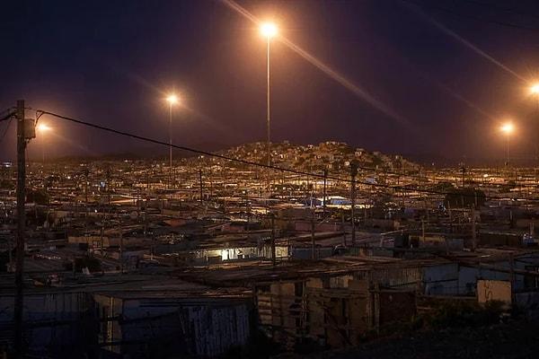 3. Güney Afrika'da bir kasaba. Uzun ışıklar, polis tarafından sakinleri izlemek için kullanıldığı Apartheid döneminin mirasıdır.