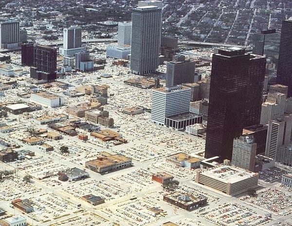 7. 1970'lerde Texas eyaletinin Houston şehri.
