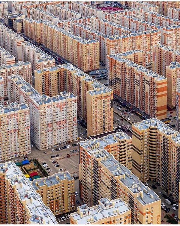 9. Rusya'daki Stavropol şehrindeki yeşilden uzak apartman kompleksi.