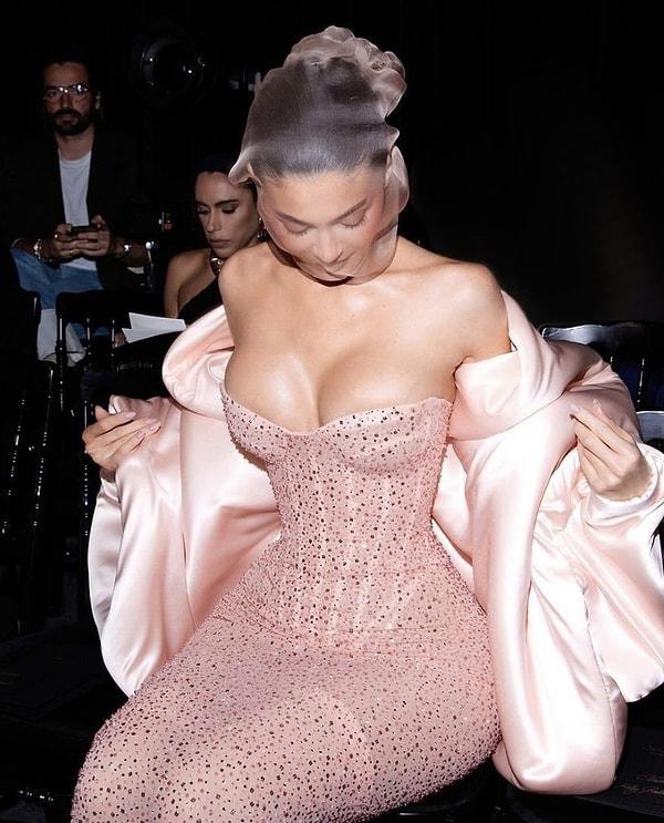 Vücut hatlarının kum saati şeklinden ödün vermeyen ünlü internet ismi Paris Moda Haftası sırasında Schiaparelli Haute Couture defilesine katıldı.